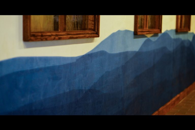 神戸の海と山を藍染めで表現した和紙。泡の工房で作られました。